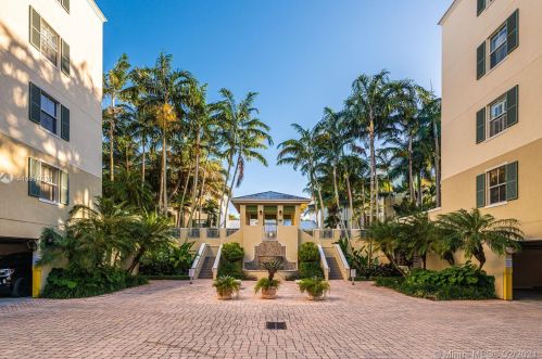 7620 102nd St, Miami, FL 33156-3151