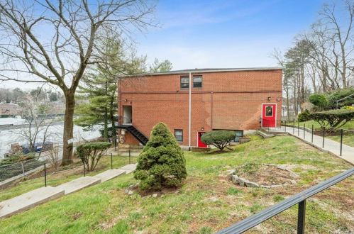 28 Fieldstone Dr, Hartsdale, NY 10530-1523