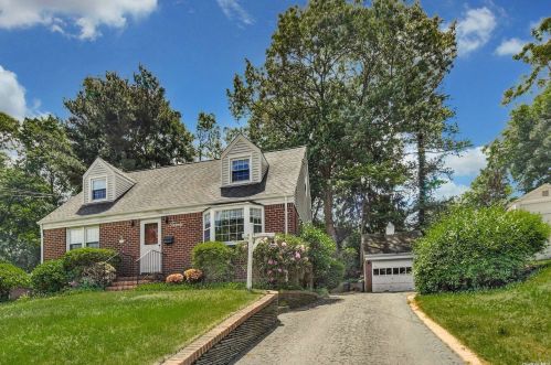 20 Clare Dr, Elwood NY  11731-1324 exterior