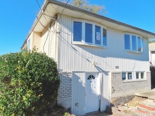 233 Rushmore St, Westbury NY  11590-3822 exterior