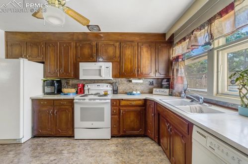 1626 Alexander Cir, Pueblo CO 81001-2002 exterior