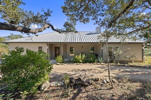 320 Manana Dr, Blanco, TX 78606-5781