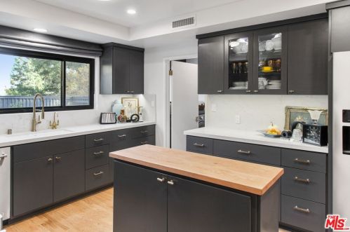 3584 Sepulveda, Van Nuys CA 91402-4305 exterior