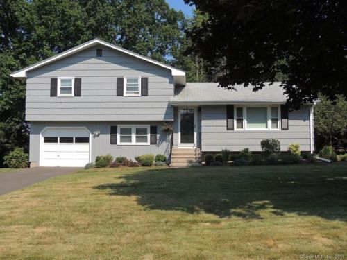 15 Magnolia Rd, Bridgeport, CT 06611-2201