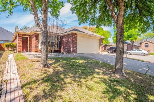 807 Palomino Dr, Euless, TX 76039-3959