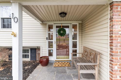 10 Noreen Dr, Yardley, PA 19067-3816