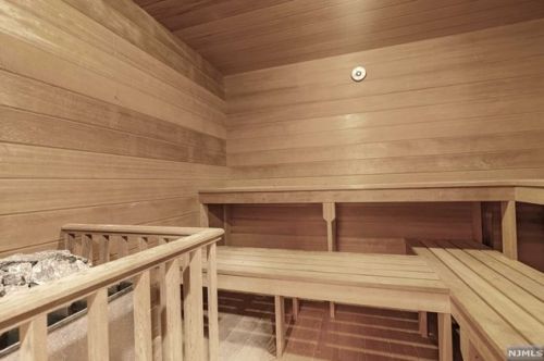 824 Norgate Dr, Ridgewood NJ 07450-2118 exterior