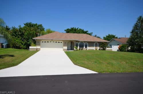215 25th Ter, Cape Coral, FL 33904-2711