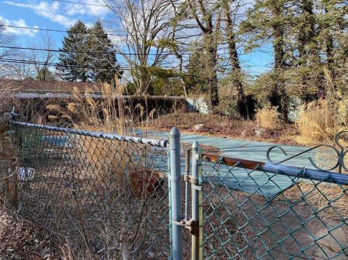 107 Rogues Path, Huntington Station NY 11746-2736 exterior