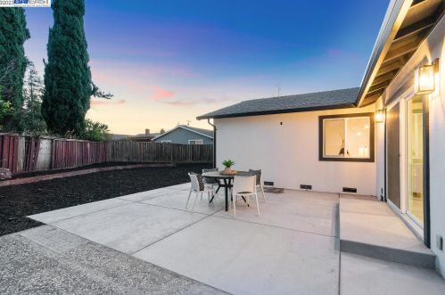 7298 Tamarack Dr, Pleasanton CA  94568-1749 exterior