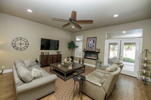 1955 Tuolumne Rd, Turlock CA  95382-8912 exterior