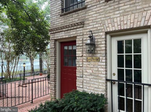 4629 Macarthur Blvd, Washington, DC 20007-2518