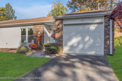 231 Cloverdale Dr, Lakewood, NJ 08701-7307