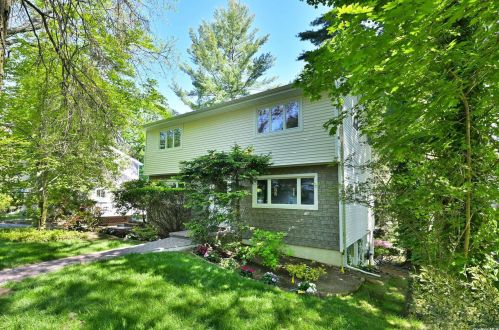 7 Lee Ct, Great Neck, NY 11024-1426
