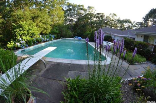 14 Quarter Rd, West Hampton NY  11977-1002 exterior