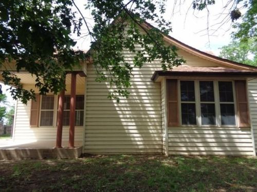 518 Tennessee St, Floydada, TX 79235-3519