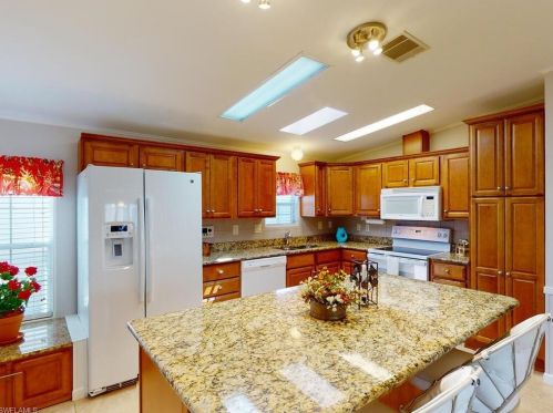1041 Silver Lakes Blvd, Naples, FL 34114-9334
