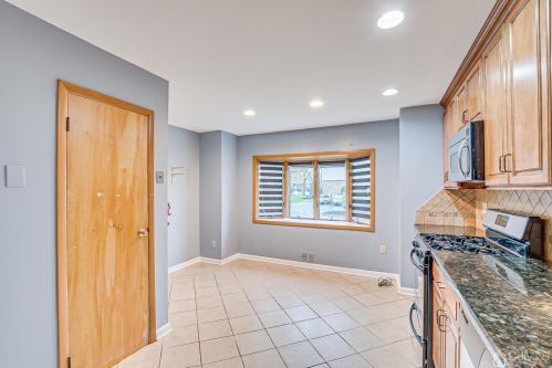 41 Highview Dr, Woodbridge NJ  07095-3904 exterior