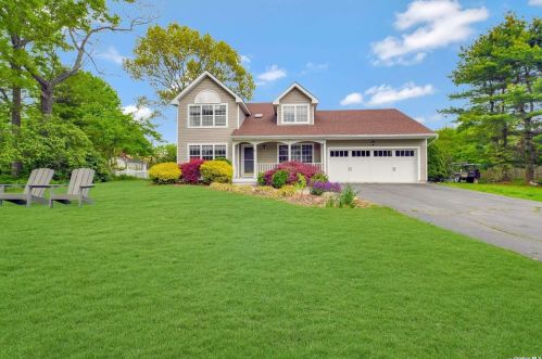9 Hunting Hill Dr, Blue Point, NY 11715-1042