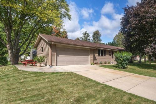 251 Carlin Ct, Chenequa, WI 53029-1805