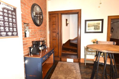 36 Hawthorne Ave, Pittsburgh PA  15205-4512 exterior