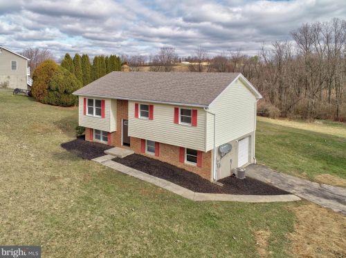 57 Panorama Ln, Hanover PA  17331-8410 exterior