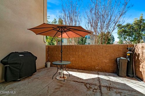 3204 Lisbon Ln, Oxnard CA 93036-7623 exterior