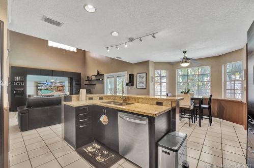 955 203 Ave, Hollywood FL  33029-3440 exterior