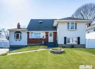 31 Manor Ln, Copiague, NY 11726-5203