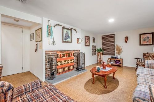 14 Oakledge Dr, Elwood NY  11731-3718 exterior