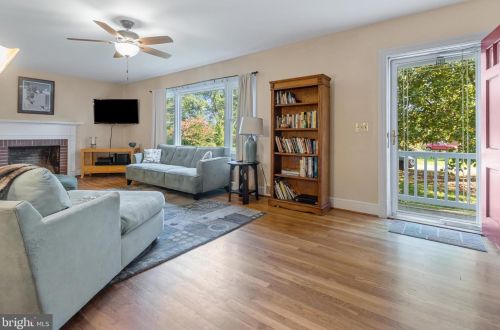 371 Lakeside Dr, Foneswood, VA 22572-4247