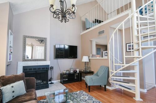 115 Carriage Crossing Ln, Middletown, CT 06457-5831