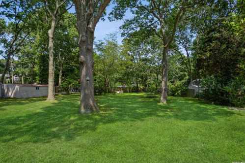 79 Somerset Ave, Manor Park NY  11950-4224 exterior