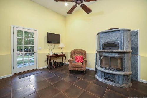 646 Branchville Rd, Ridgefield CT  06877-6128 exterior