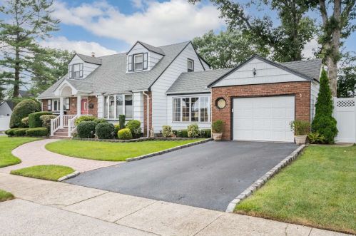 1474 Roth Rd, Seaford, NY 11783-1826