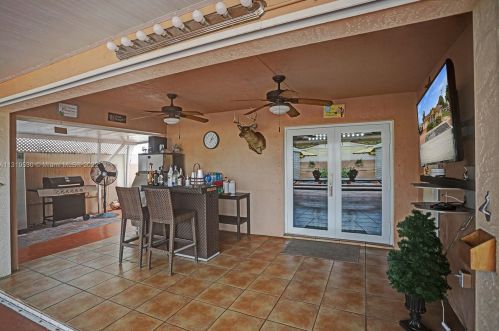 7215 15th Ave, Hialeah FL  33014-3805 exterior