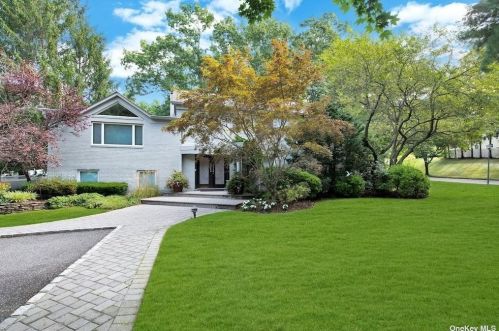 2 Bondsburry Ln, Huntington Station, NY 11747-3902