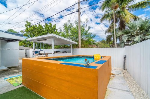 5801 113th Ter, Hialeah FL  33012-6669 exterior