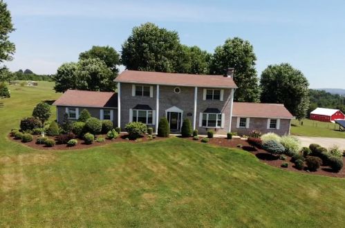 407 Amity Dr, South Connellsville, PA 15425-1905