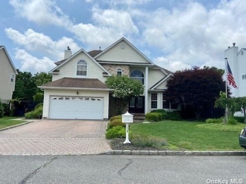 10 Lavender Ln, Holtsville, NY 11742-2559