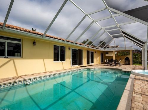 2155 Tarpon Rd, Naples FL  34102-1563 exterior