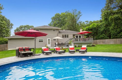 2 View Ct, South Setauket, NY 11720-1617