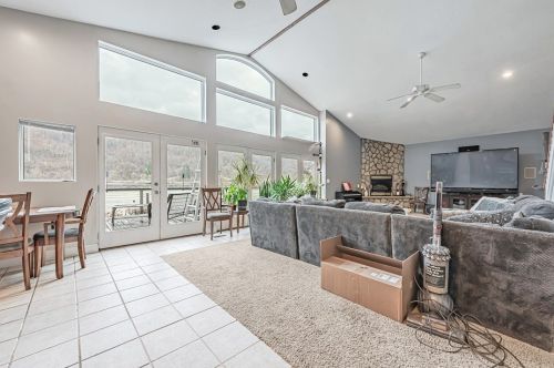 10 Chamber Plz, North Charleroi PA  15022-1601 exterior