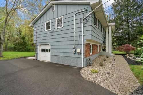 32 Mayer Dr, Airmont NY  10901-3823 exterior