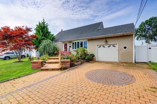 1012 Erie Ave, North Lindenhurst, NY 11757-2117