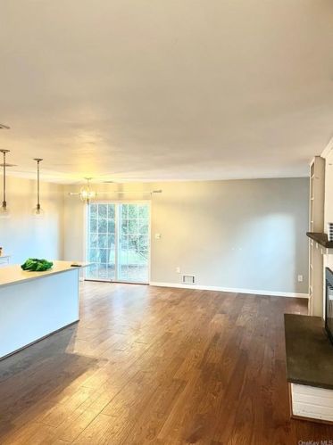 33 Homestead Village Dr, Warwick NY  10990-4211 exterior