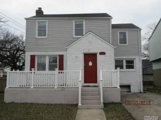 2 Opal St, Floral Park, NY 11003-4305