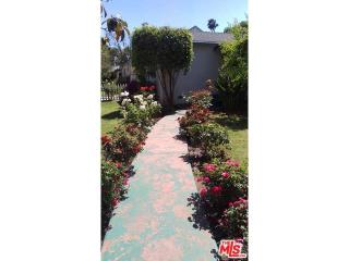 5759 Noble Ave, Van Nuys CA  91411-3231 exterior