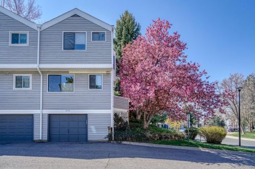 212 Nome St, Denver CO 80014-1850 exterior