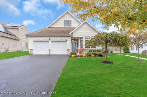 20 Dogwood Dr, Tinton Falls, NJ 07712-8705